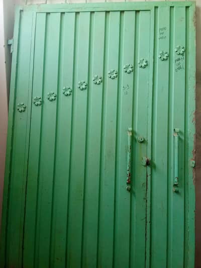 double door hy . . bday gate k under chota door hy