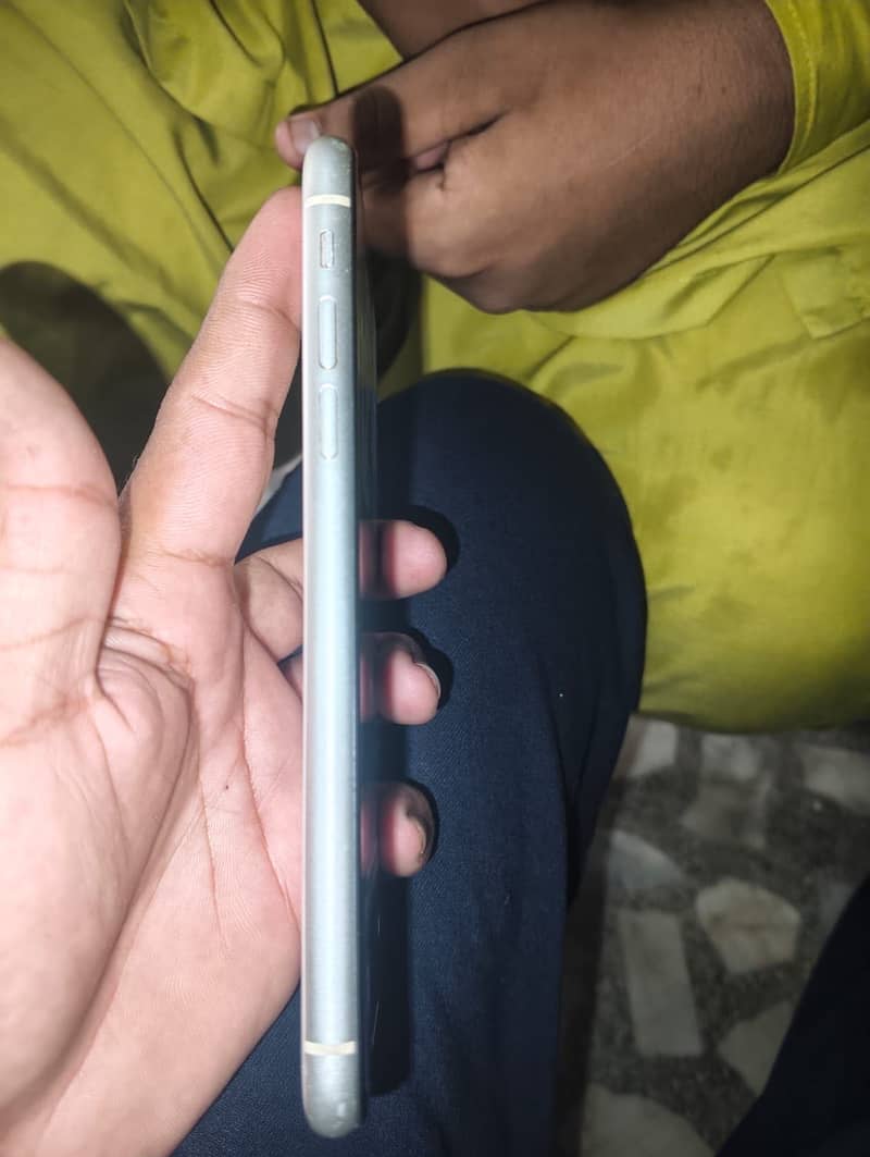Apple iPhone 11 4