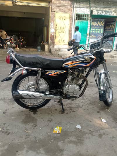 Honda 125 | model 2018 for sale. Lahore number. Location kahna gajumat