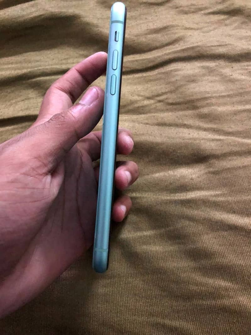 Apple iPhone 11 4