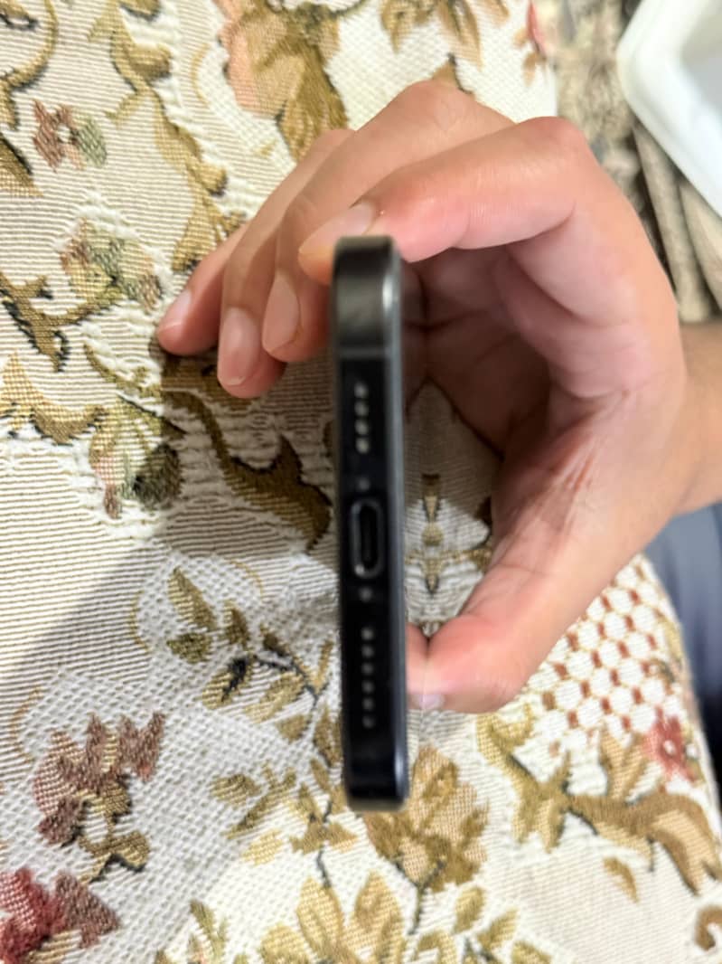 Apple iPhone 16 Pro Max 4