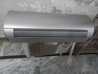 1 ton gree inverter ac  ok gas store hy check kr k le k jaye