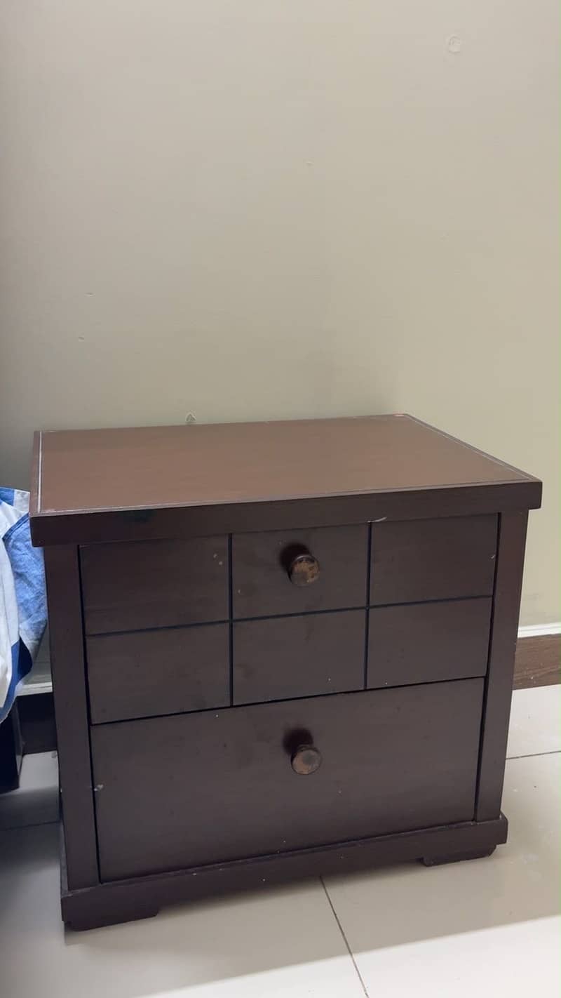 Bed with two side tables 3