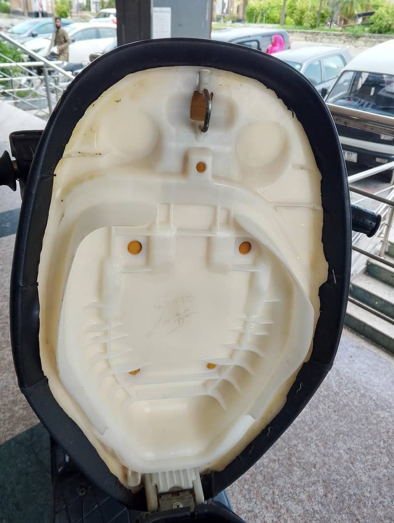 Scooty Lets4 (suzuki) 8
