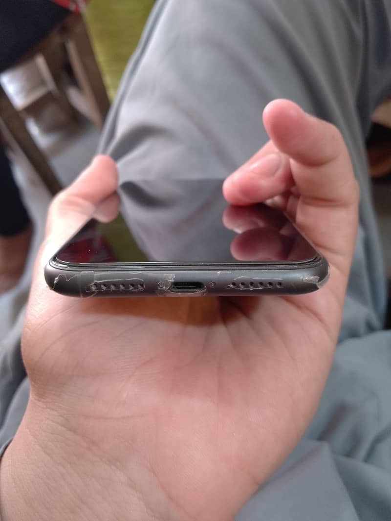 Apple iPhone 11 4