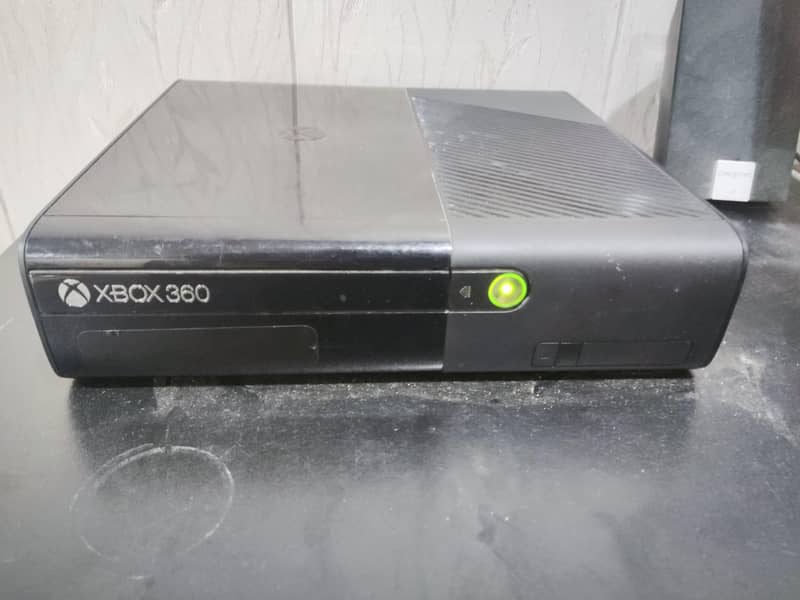 XBox 360E 250GB + Kinect - Jailbroken - Comolete Package - COD 0