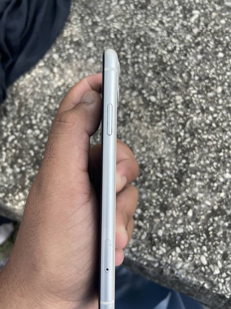 Apple iPhone 11 4