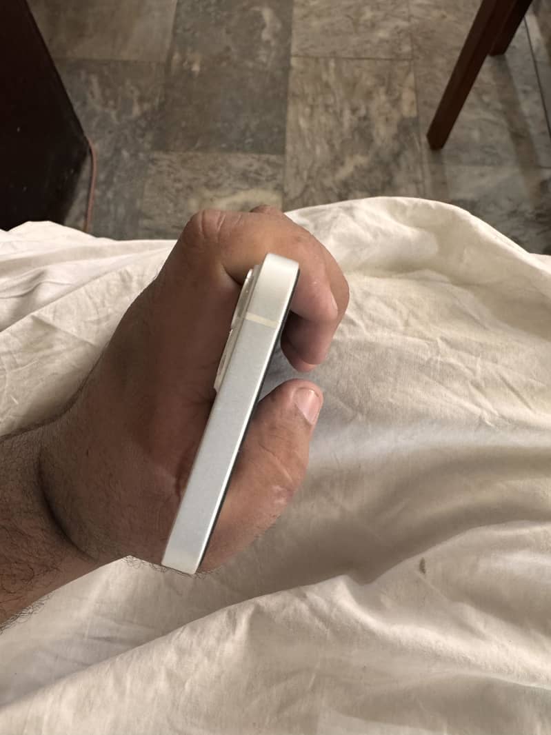 Apple iPhone 13 4