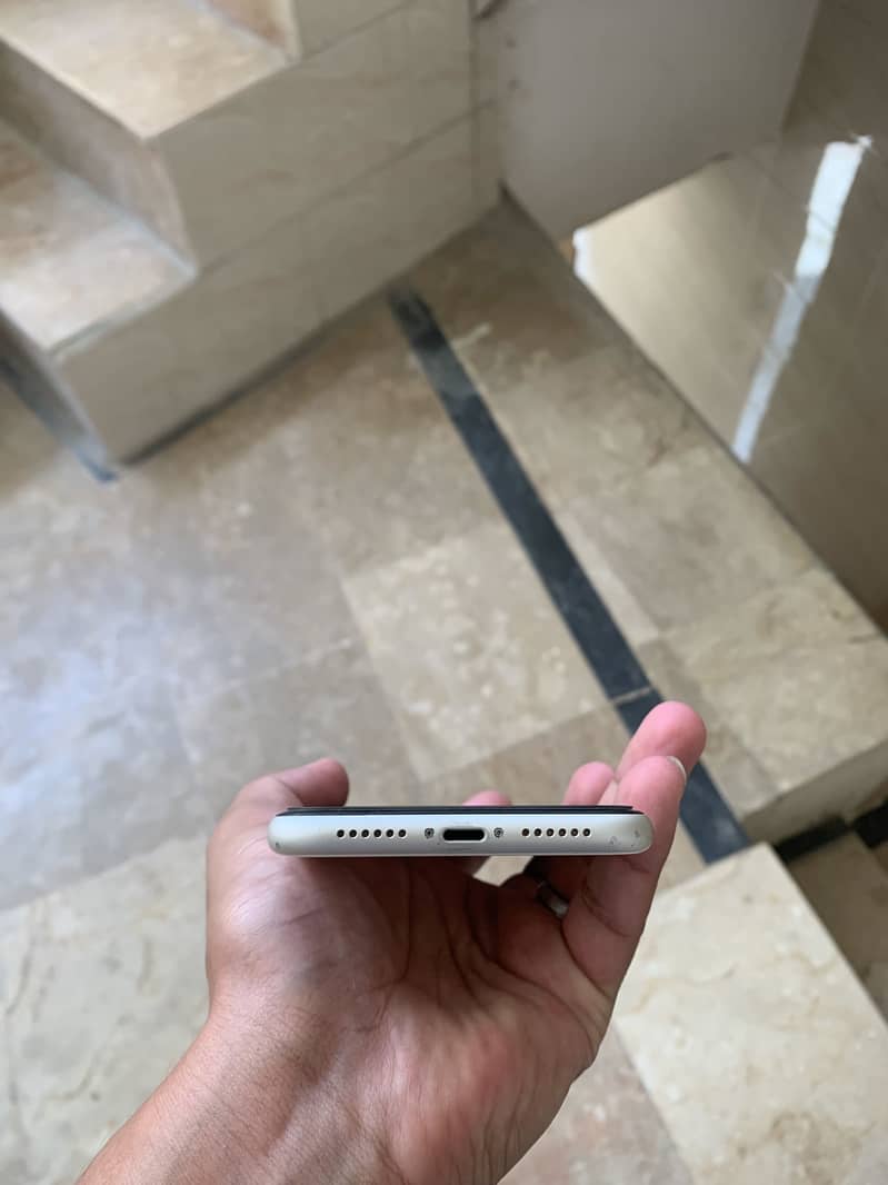 Apple iPhone 11 4