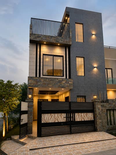 6 Marla Slightly Used House for Sale | Prime Location Near Park