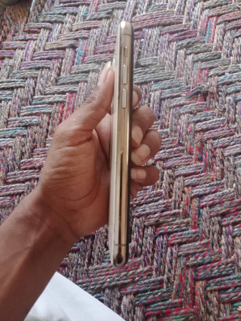 Apple iPhone 11 Pro 4