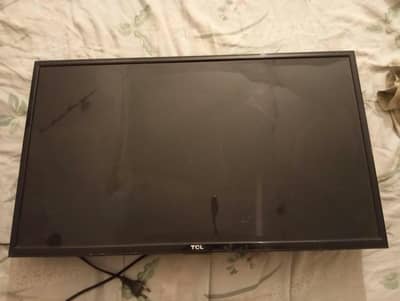TCL 32 Inch LED TV - Broken Panel / For Parts & Mechanic
