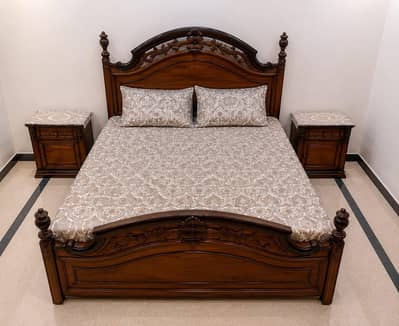 Elegant Hand-Carved Wooden King Size Bed with 2 Side Tables