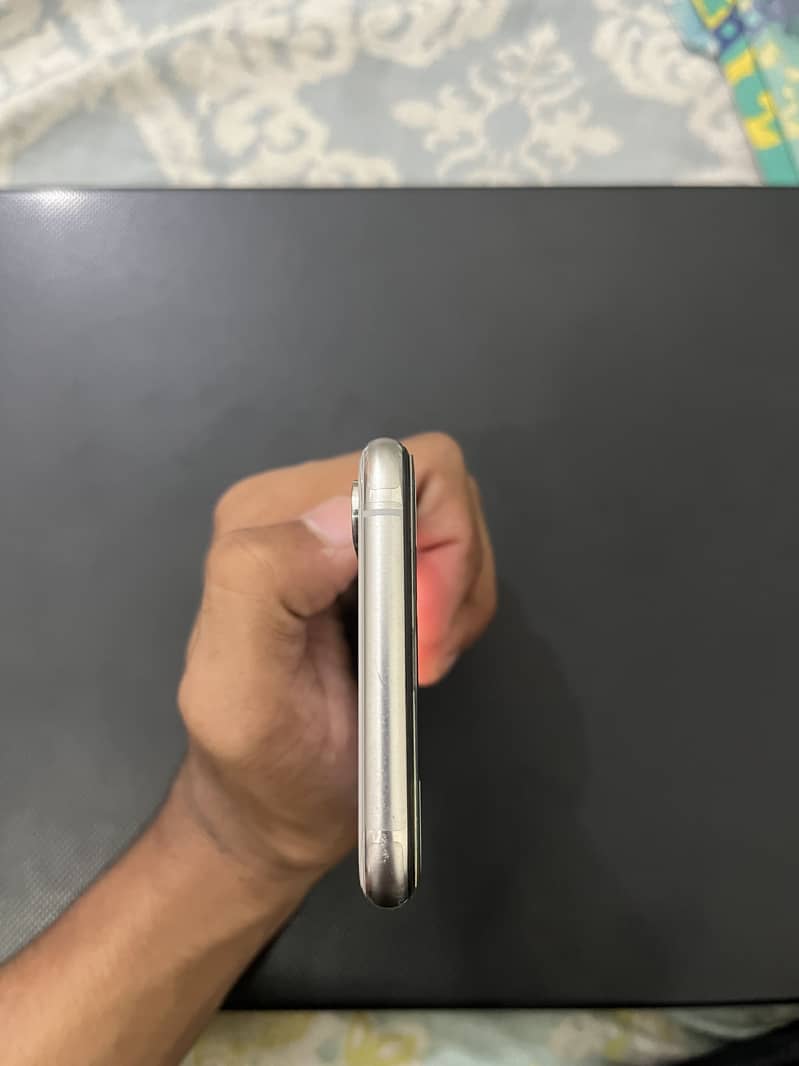 Apple iPhone XS 3