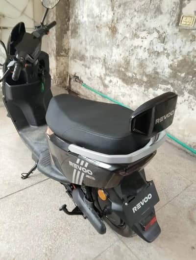 Revoo A12 electric scooter