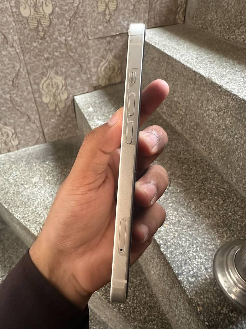 Apple iPhone 13 5