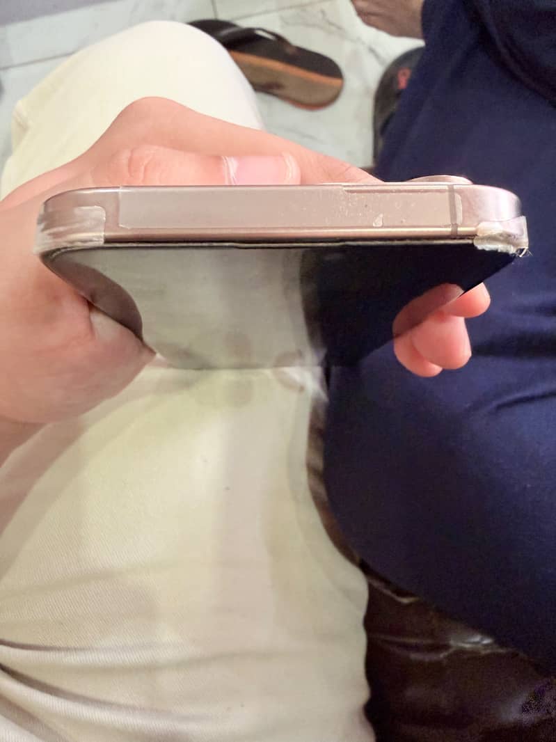 Apple iPhone 16 Pro Max 4