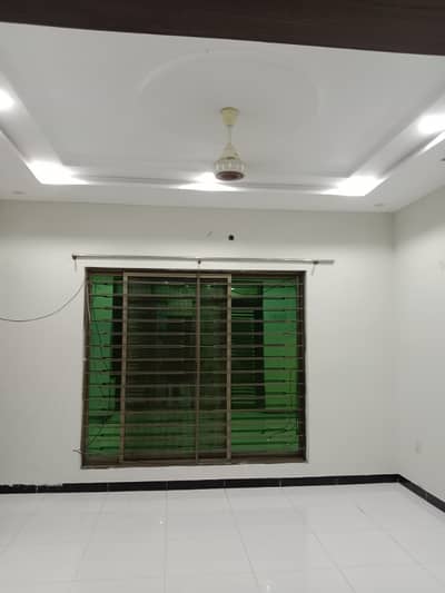 10 MARLA GROUND FOR RENT WITH GAS