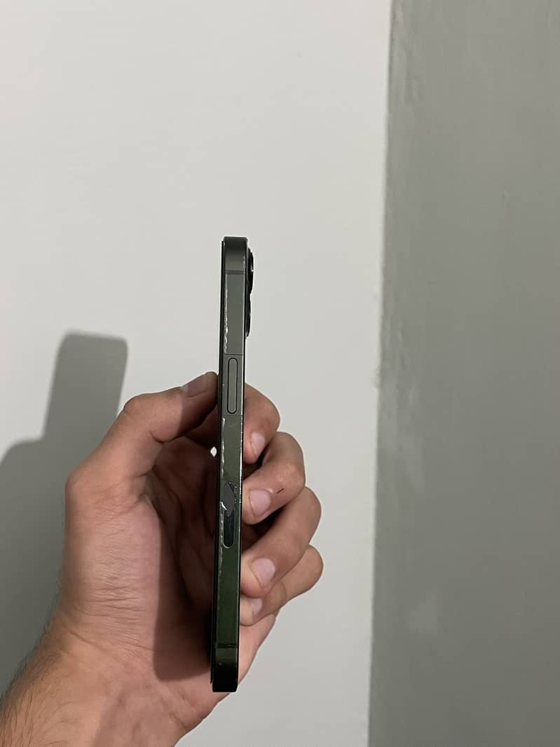 Apple iPhone 13 4