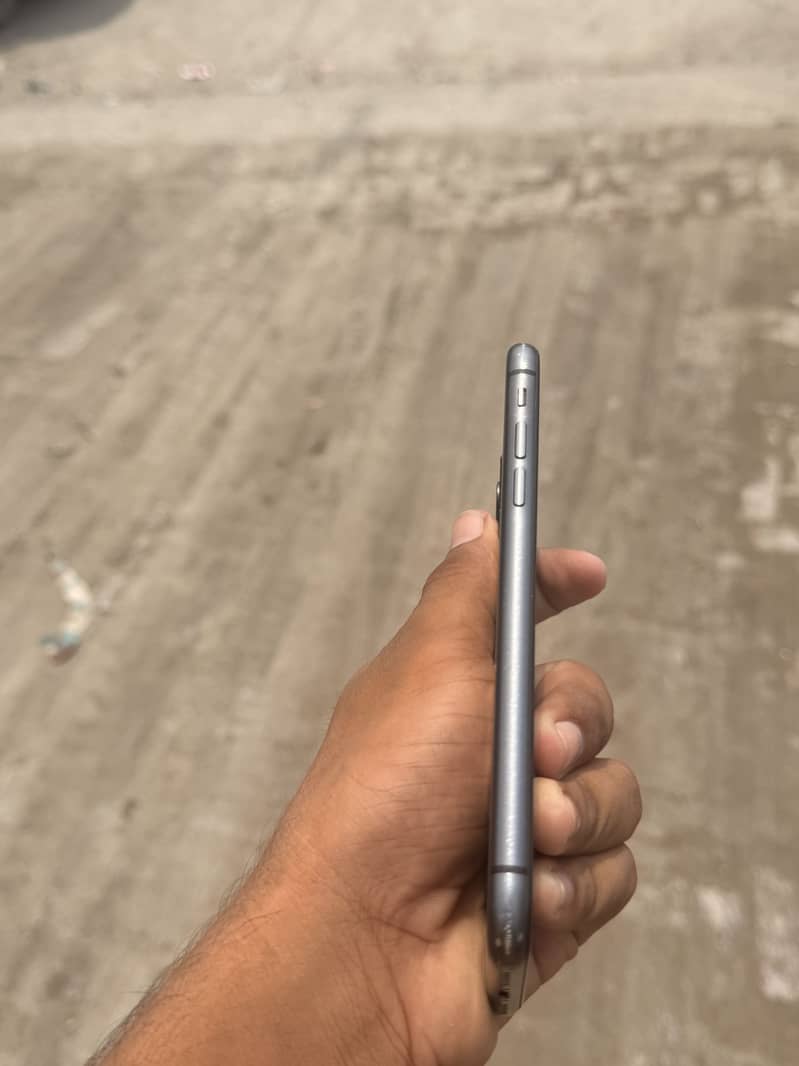 Apple iPhone 11 4