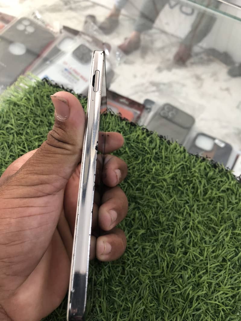 Sharp Aquos Zero6 1