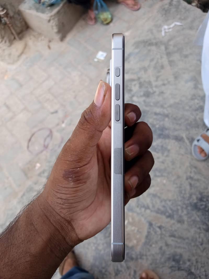 Apple iPhone 15 Pro Max 3
