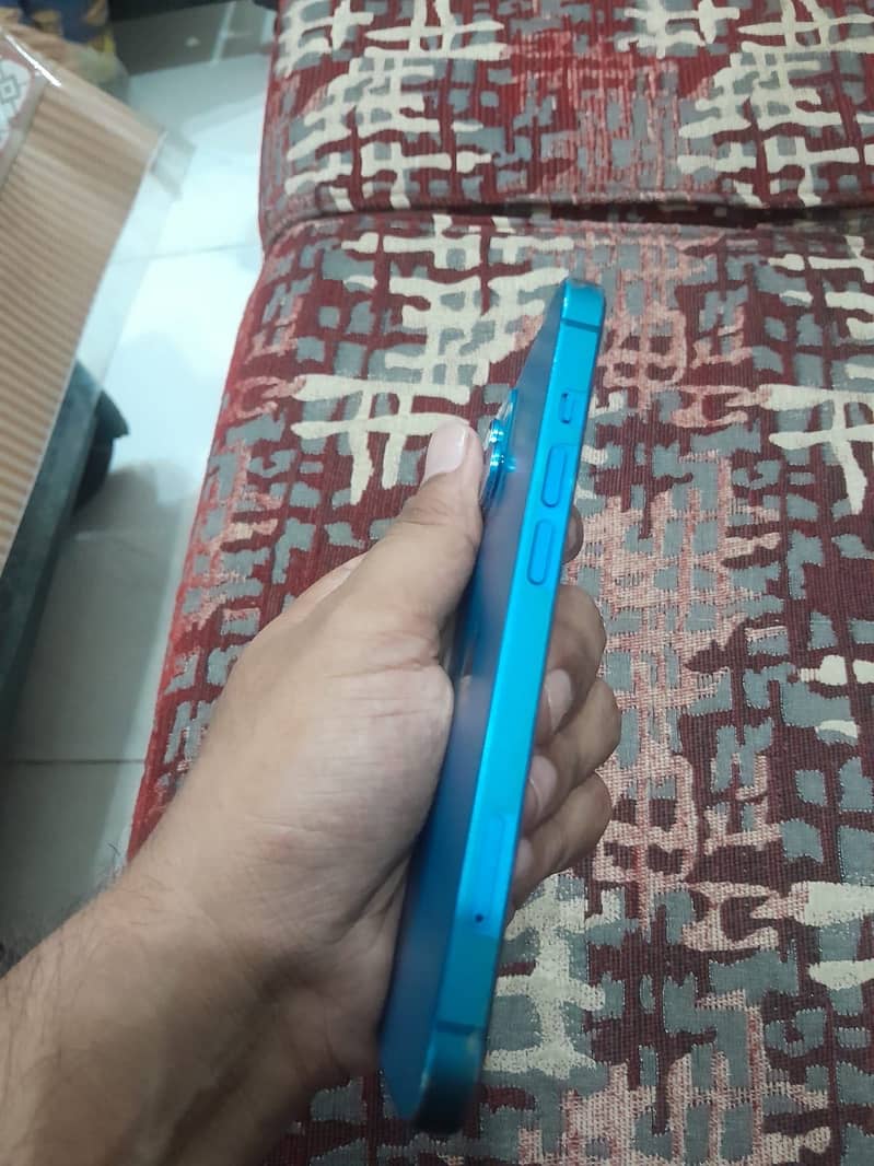 Apple iPhone 13 4