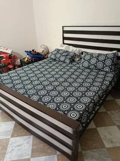 Beautiful Queen size Bed with Mattress