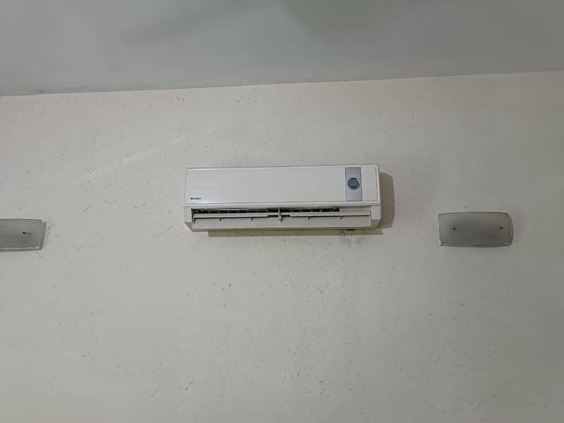 Gree Split AC in Perfect Working Condition 2