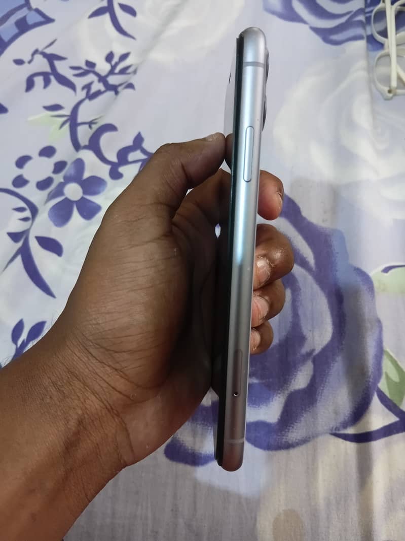 Apple iPhone 11 3
