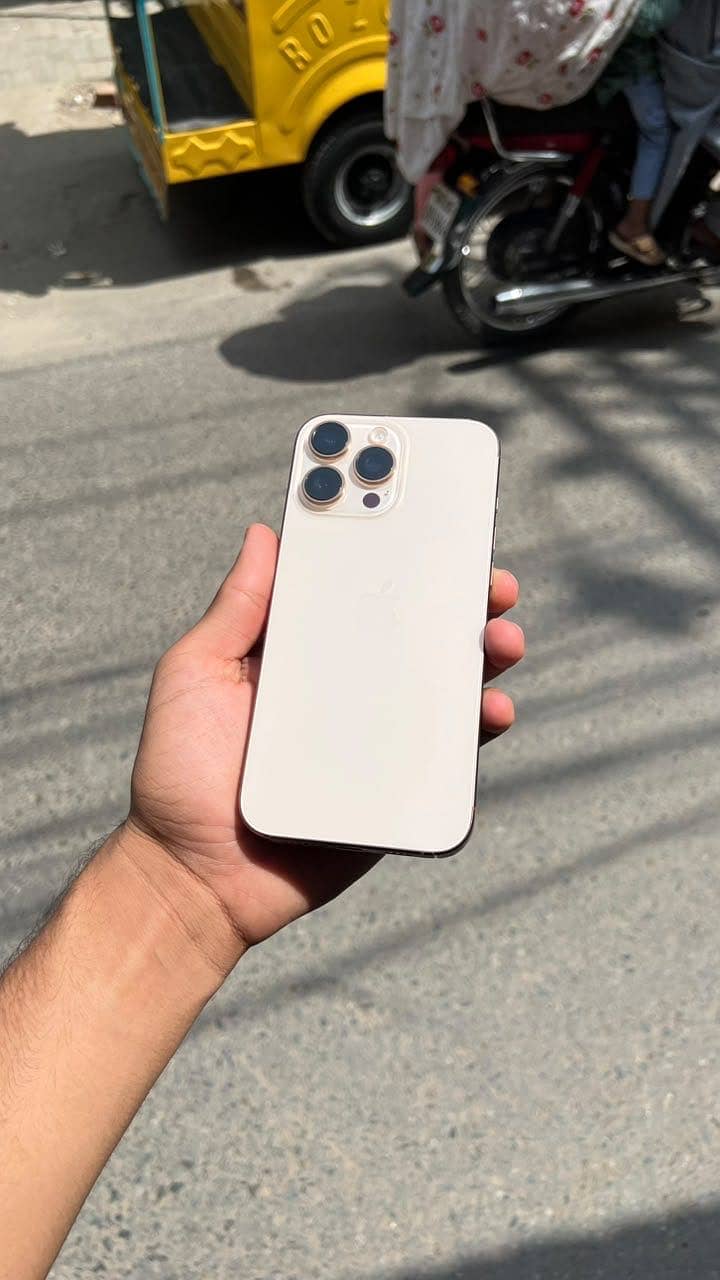 Apple iPhone 16 Pro Max 3