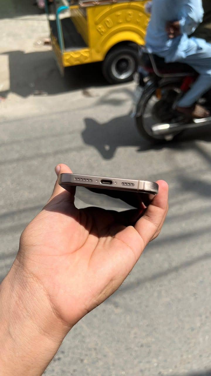 Apple iPhone 16 Pro Max 9