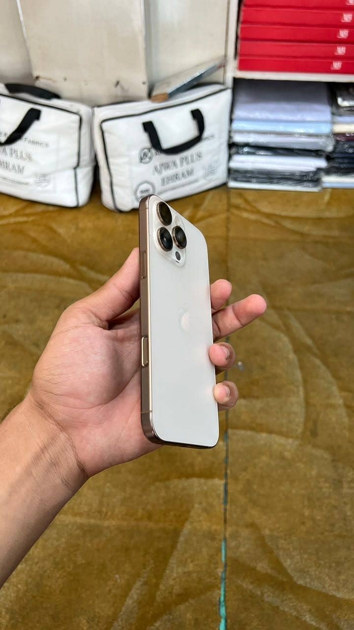 Apple iPhone 16 Pro Max 10