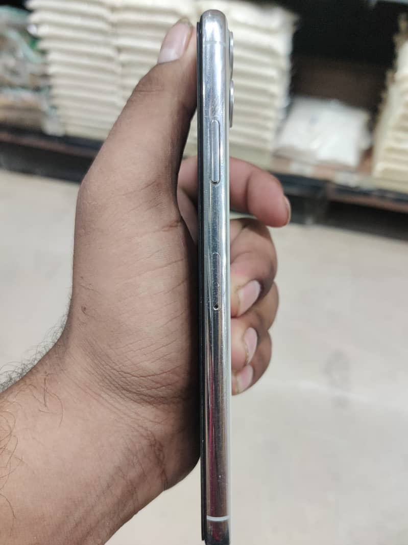 Apple iPhone 11 Pro Max 2