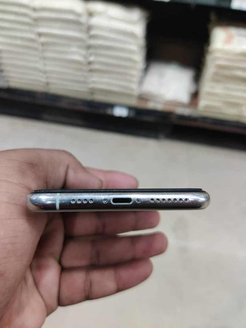 Apple iPhone 11 Pro Max 4