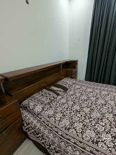 tali laqri bhot achi only bed site table no deressing