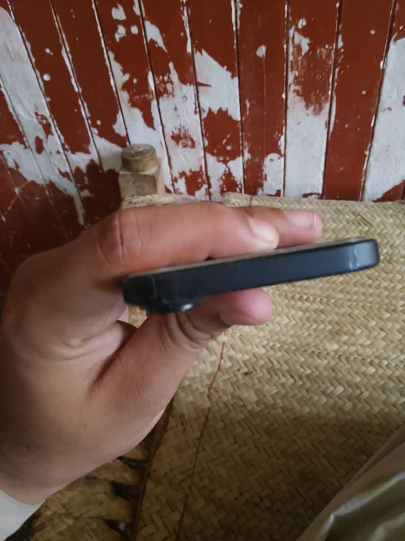 Apple iPhone 16 2