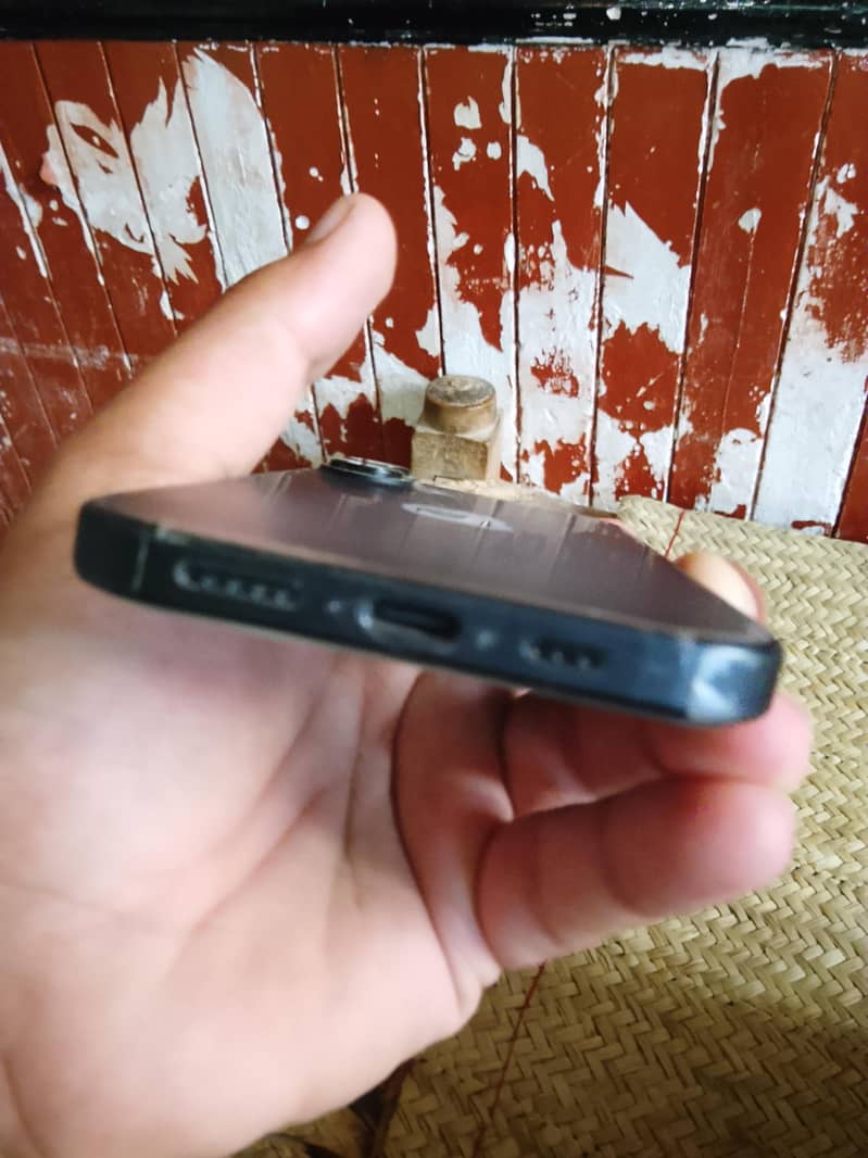 Apple iPhone 16 4