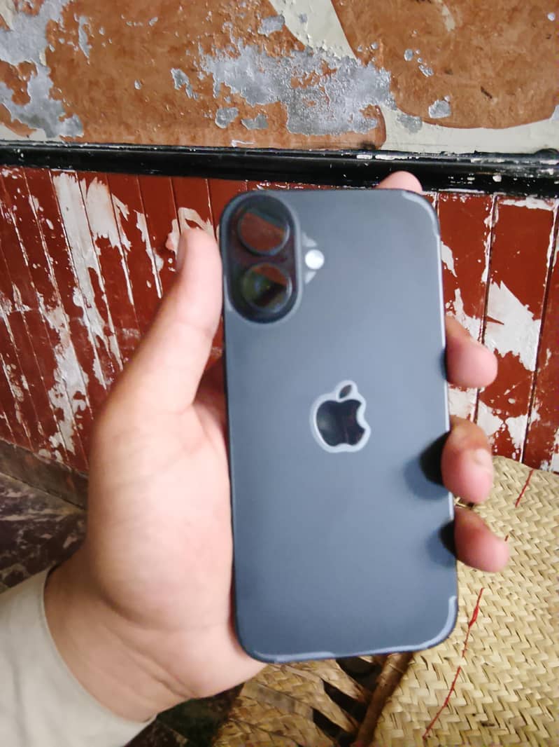 Apple iPhone 16 6