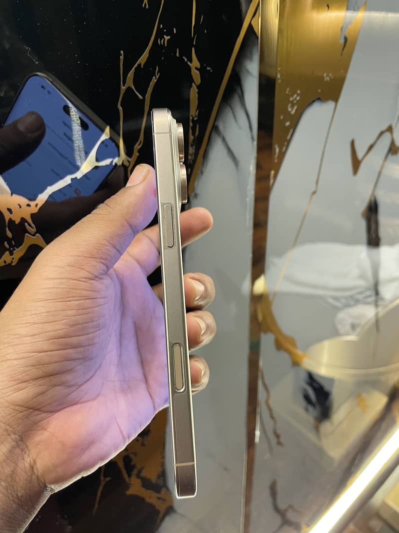 Apple iPhone 16 Pro Max 2