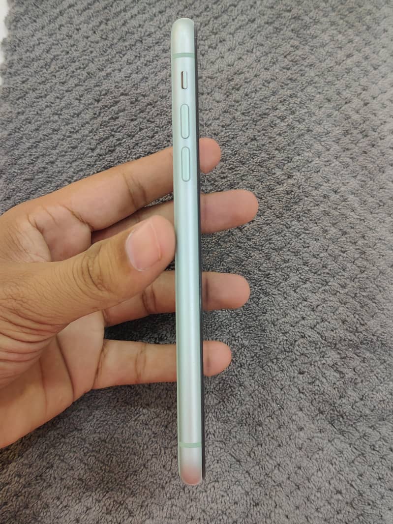 Apple iPhone 11 4