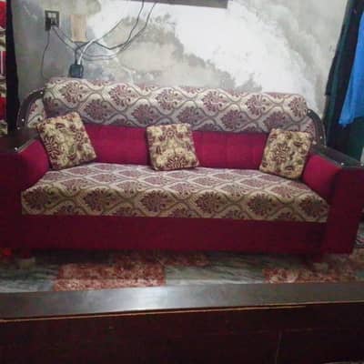 3seet sath mein table or 2choty sofy