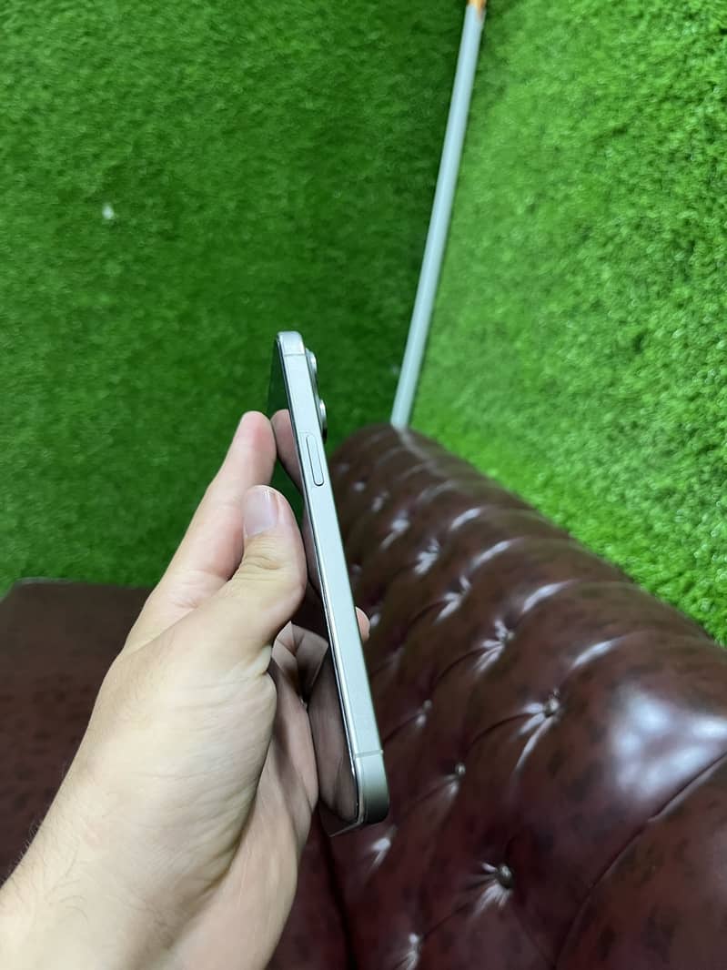 Apple iPhone 15 Pro Max 2