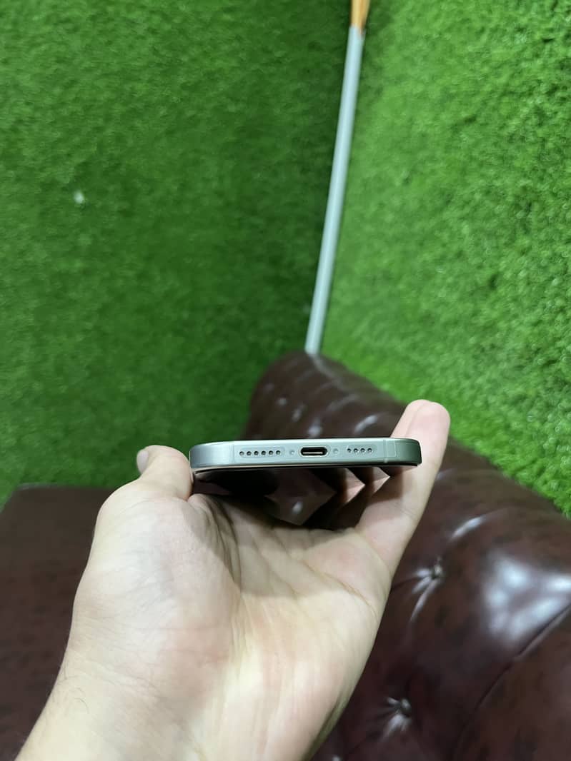 Apple iPhone 15 Pro Max 4