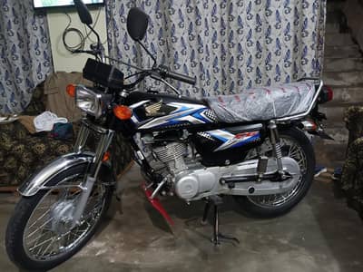 Honda 125 2025 model pakki good condition (03025424537)