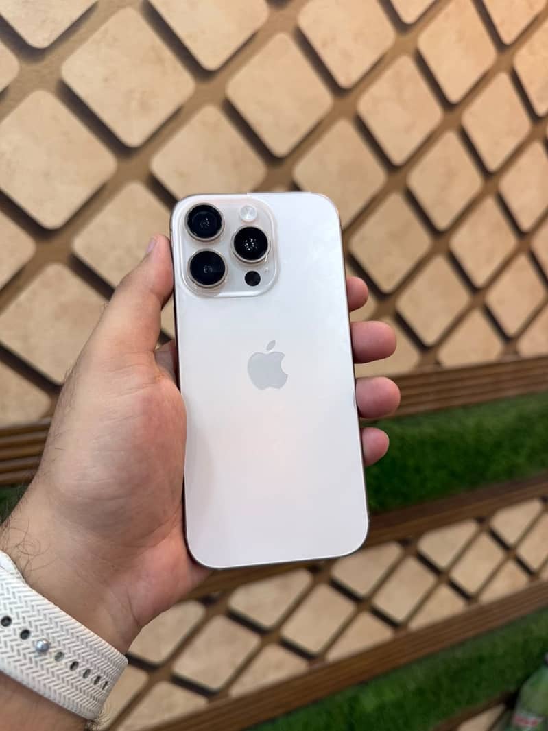 Apple iPhone 16 Pro 0