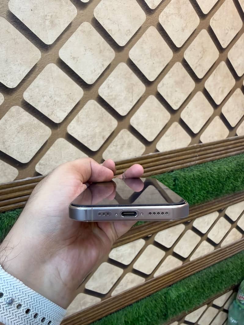 Apple iPhone 16 Pro 1