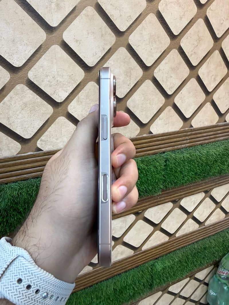 Apple iPhone 16 Pro 3