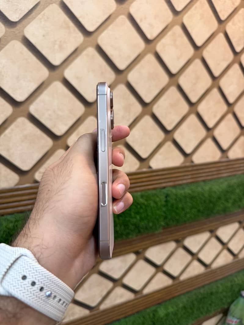 Apple iPhone 16 Pro 5