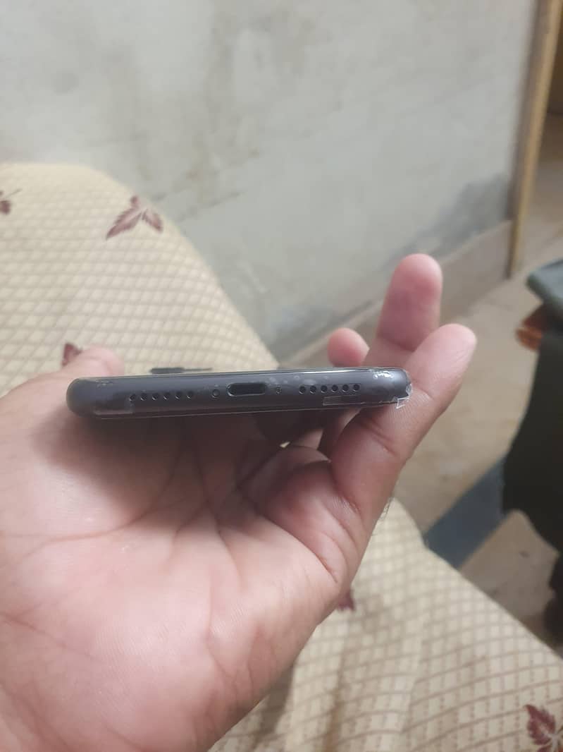Apple iPhone 11 3